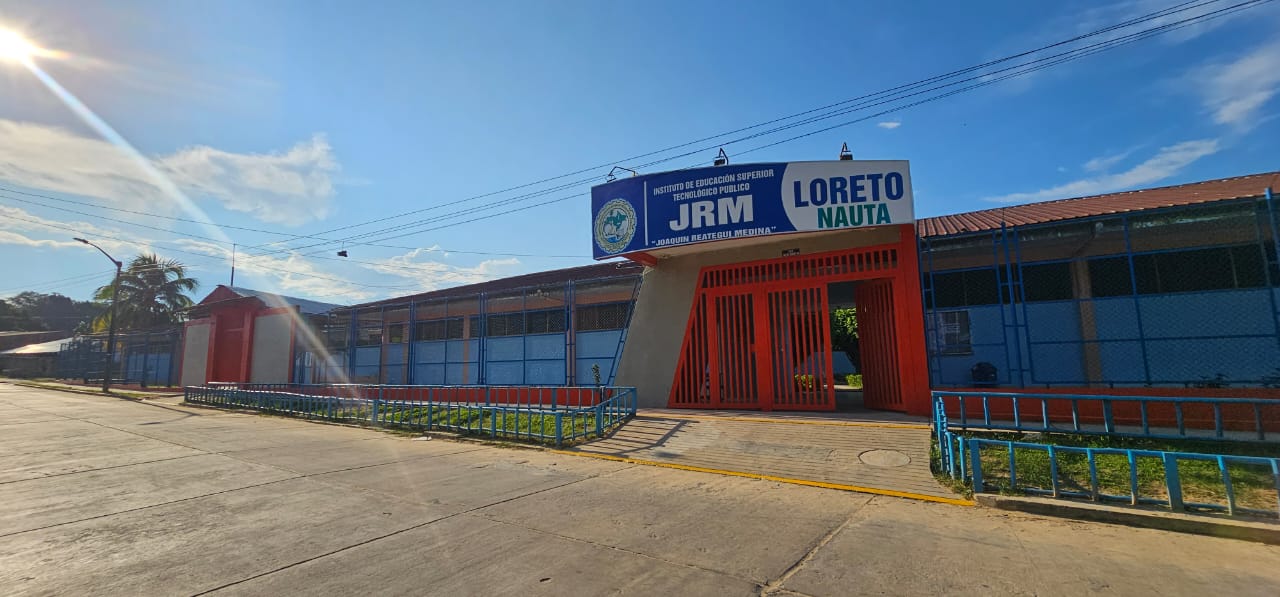 Entrada principal del IESTP Joaquín Reátegui Medina